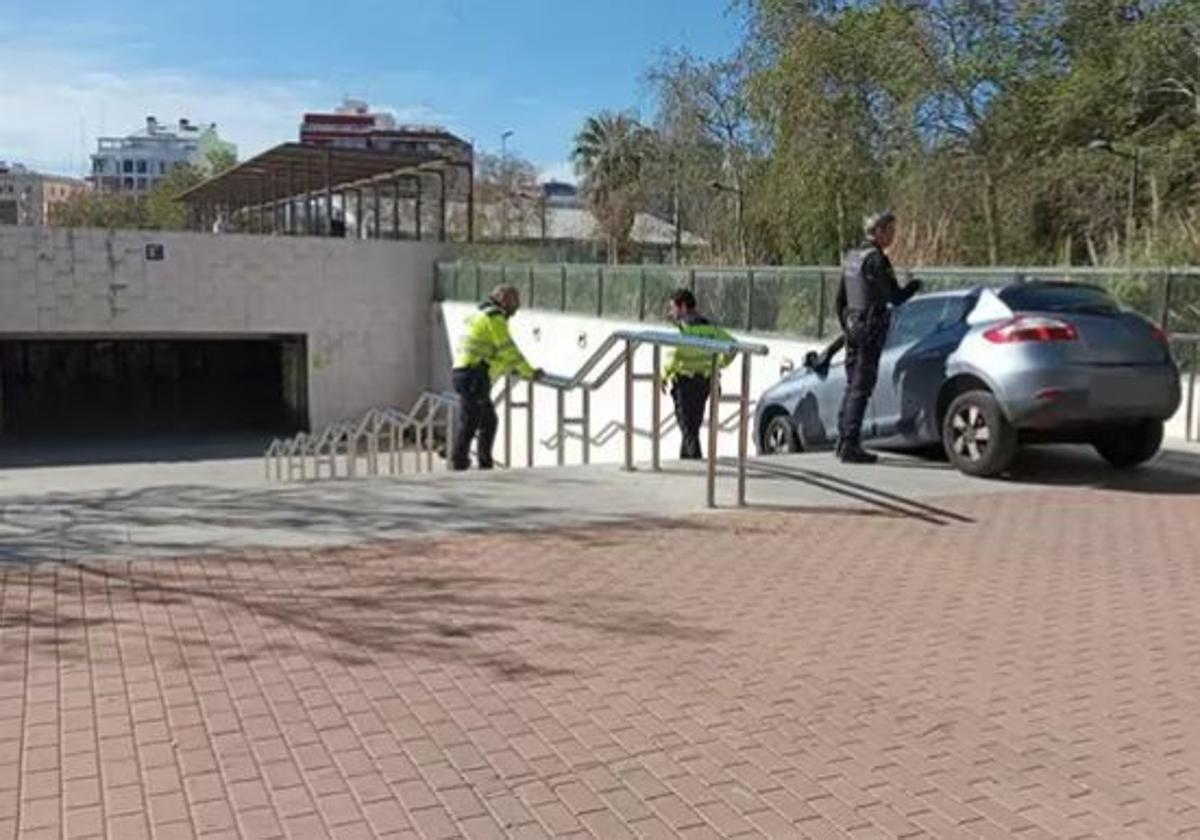 El vehículo en las escaleras del metro de Ayora.