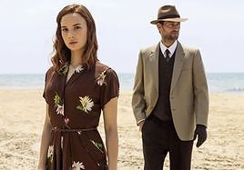 Los protagonistas en una playa.