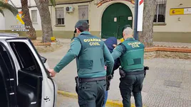 Agentes de la Guardia Civil durante otra detención.