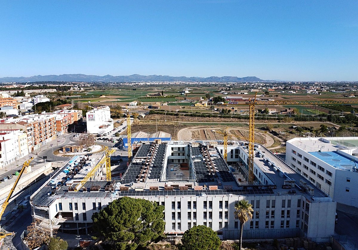 Residencia en construcción, junto a la estación del Empalme de Burjassot.