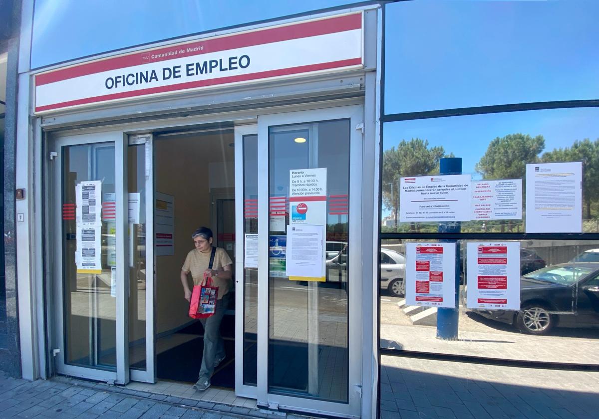 Una mujer sale por la puerta de una oficina del SEPE de Madrid en una imagen de archivo.