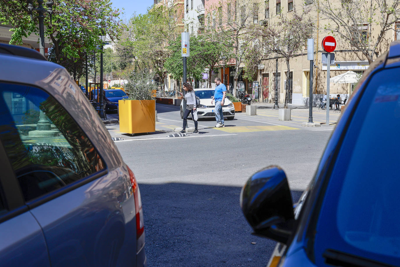 Los coches invaden la supermanzana de las calles Palleter y Calixto III de Valencia