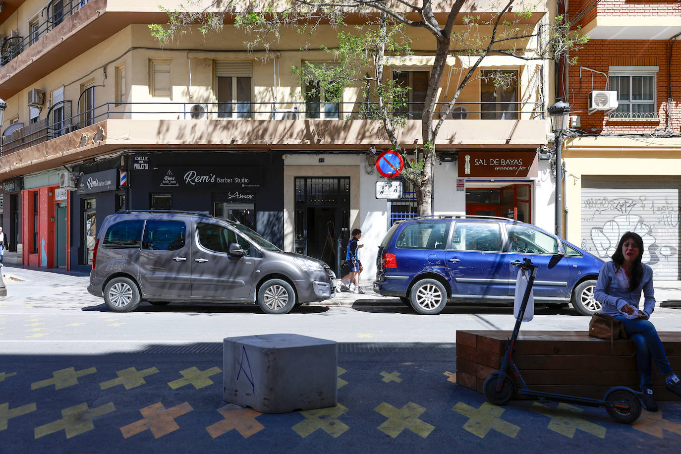 Los coches invaden la supermanzana de las calles Palleter y Calixto III de Valencia