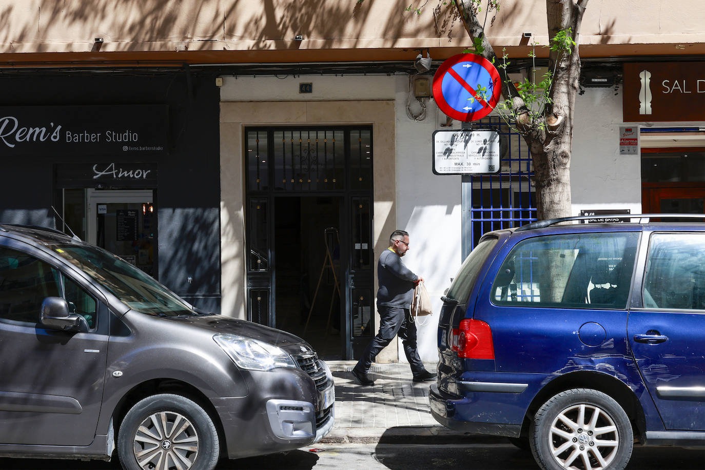 Los coches invaden la supermanzana de las calles Palleter y Calixto III de Valencia