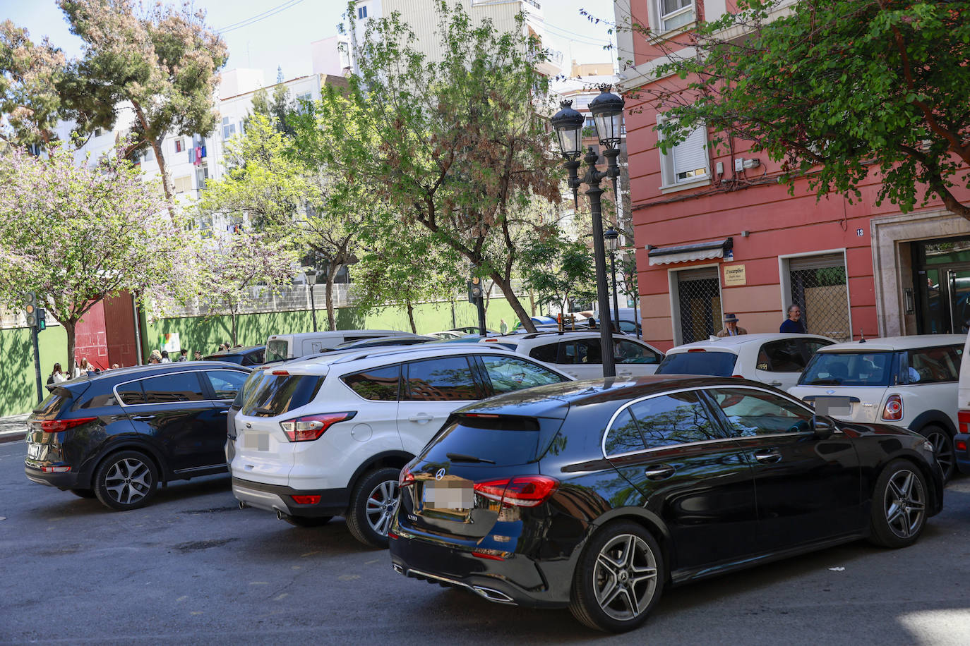 Los coches invaden la supermanzana de las calles Palleter y Calixto III de Valencia