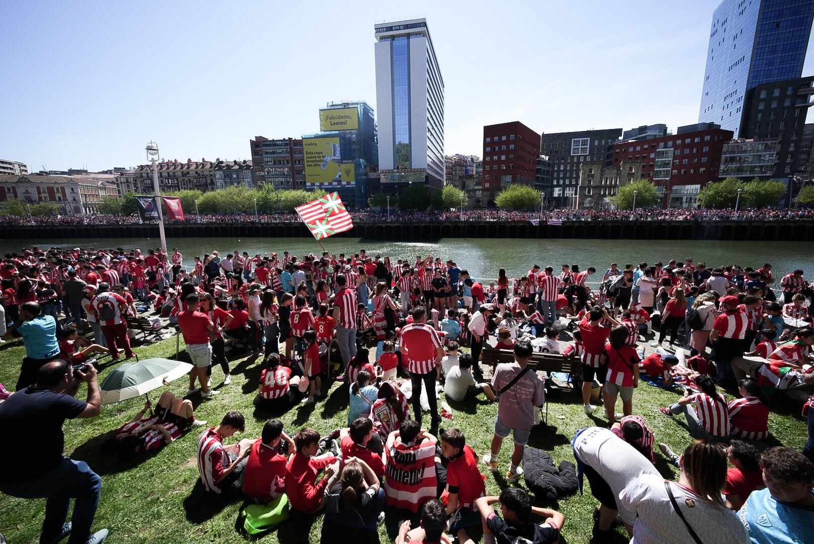 La espectacular fiesta de la gabarra en Bilbao