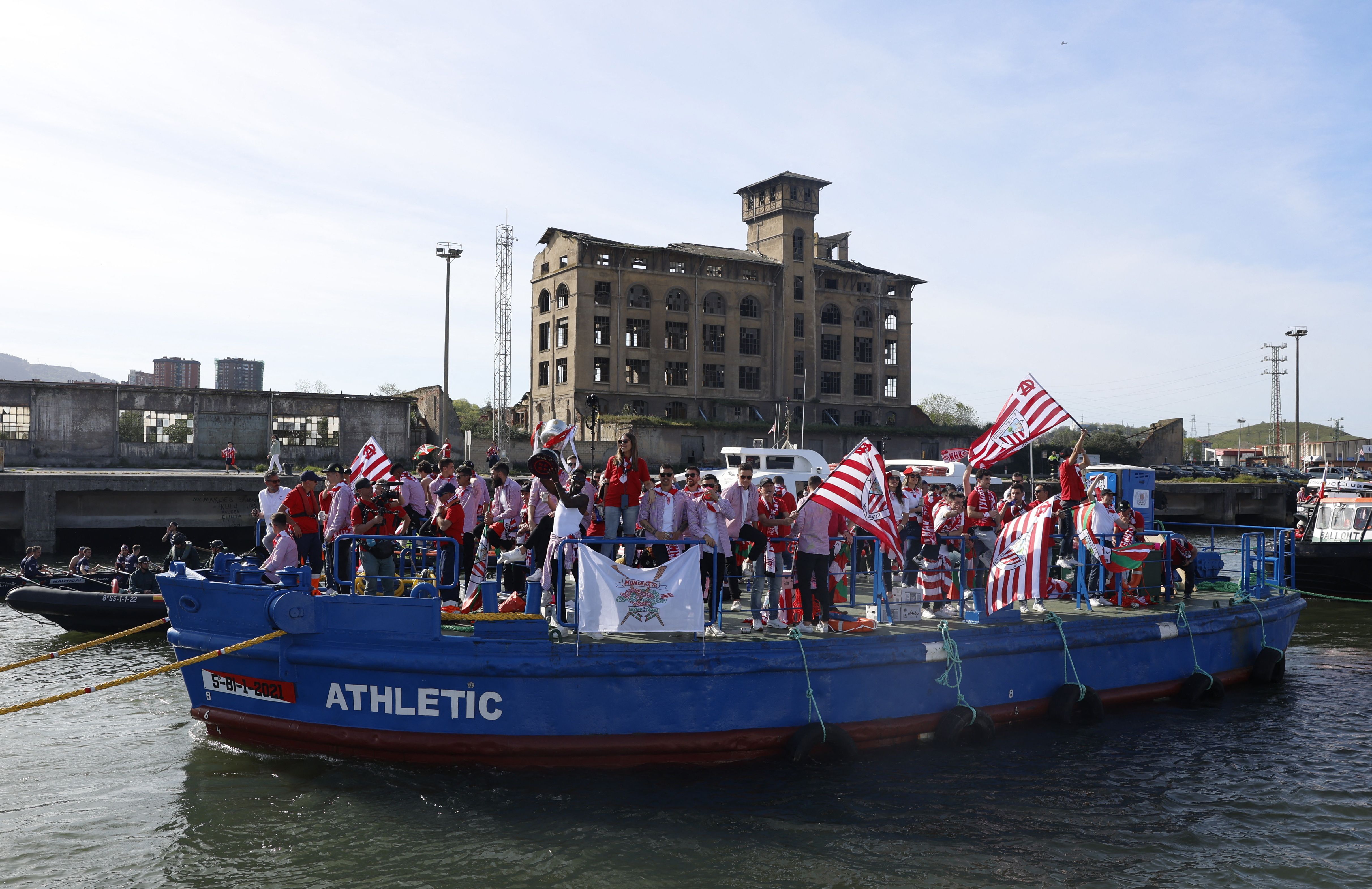 La espectacular fiesta de la gabarra en Bilbao