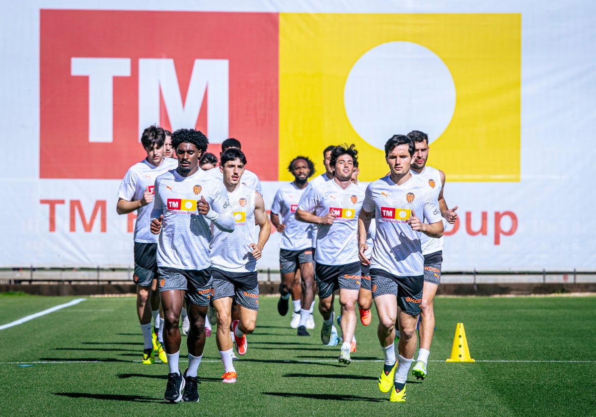 Los jugadores del Valencia, en un entrenamiento.