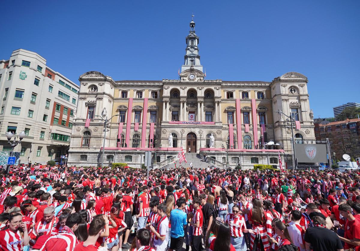 Miles de aficionados ante el Ayuntamiento de Bilbao.