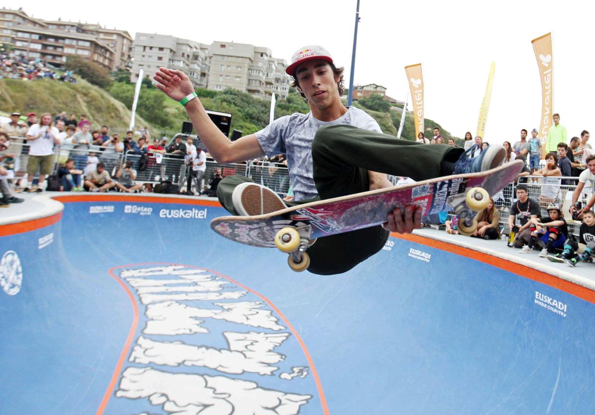 El skater Danny León se corta la coleta en directo en 'La Resistencia'