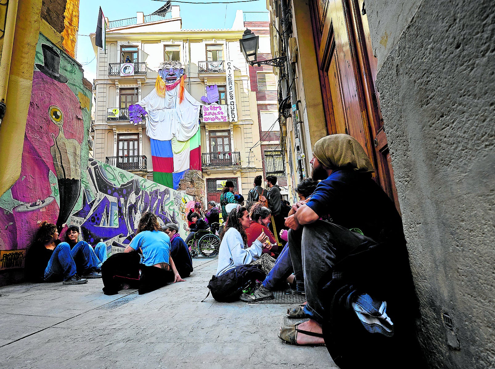 Manifestantes a las puertas del edificio 'okupado'.