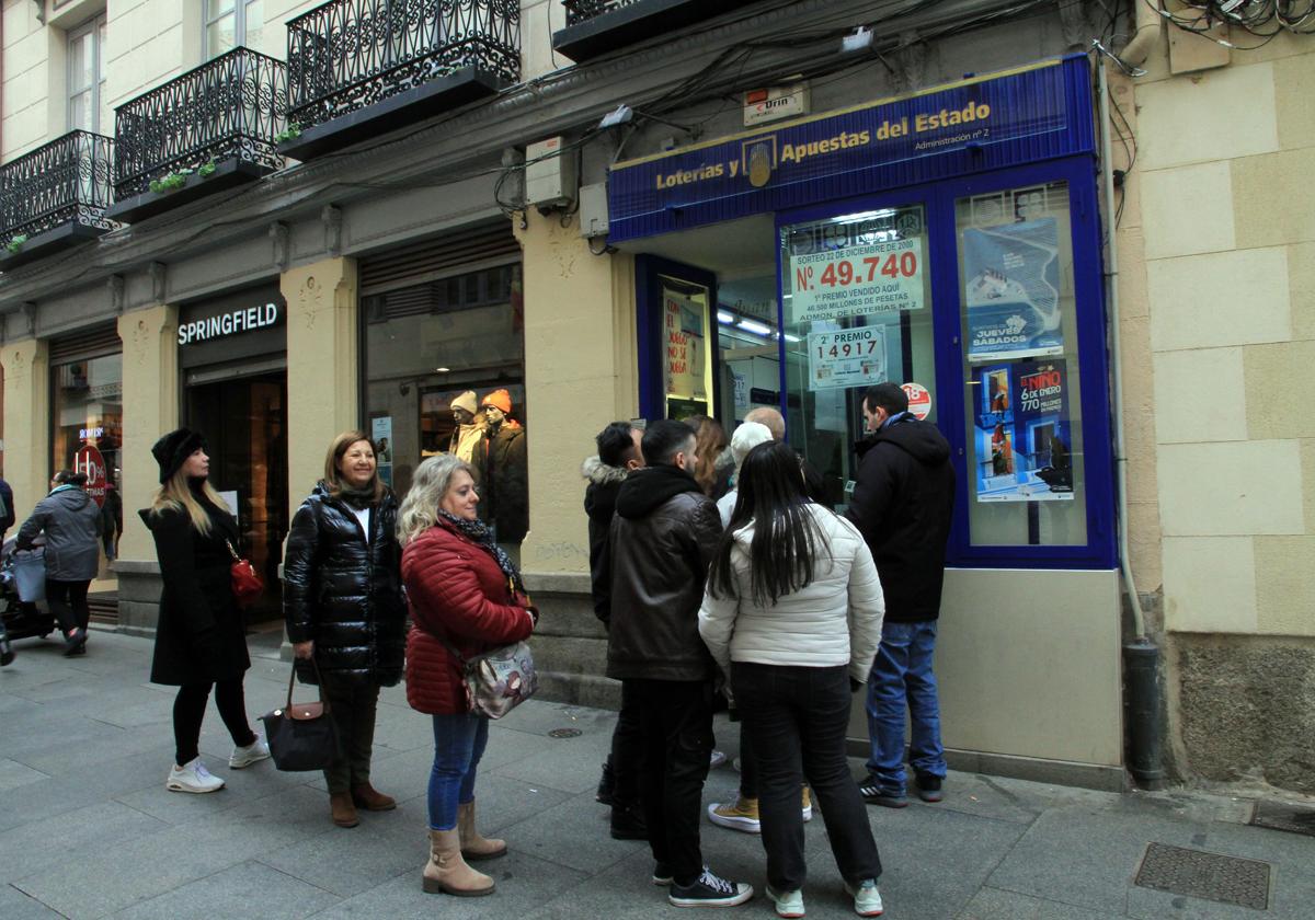 Clientes en una administración de Loterías y Apuestas del Estado.