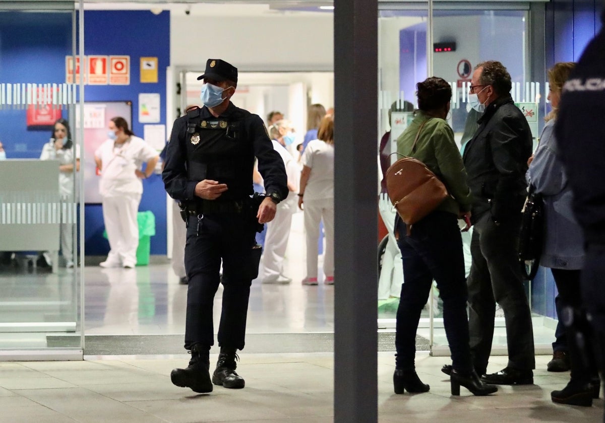 Un policía en la puerta de un hospital.