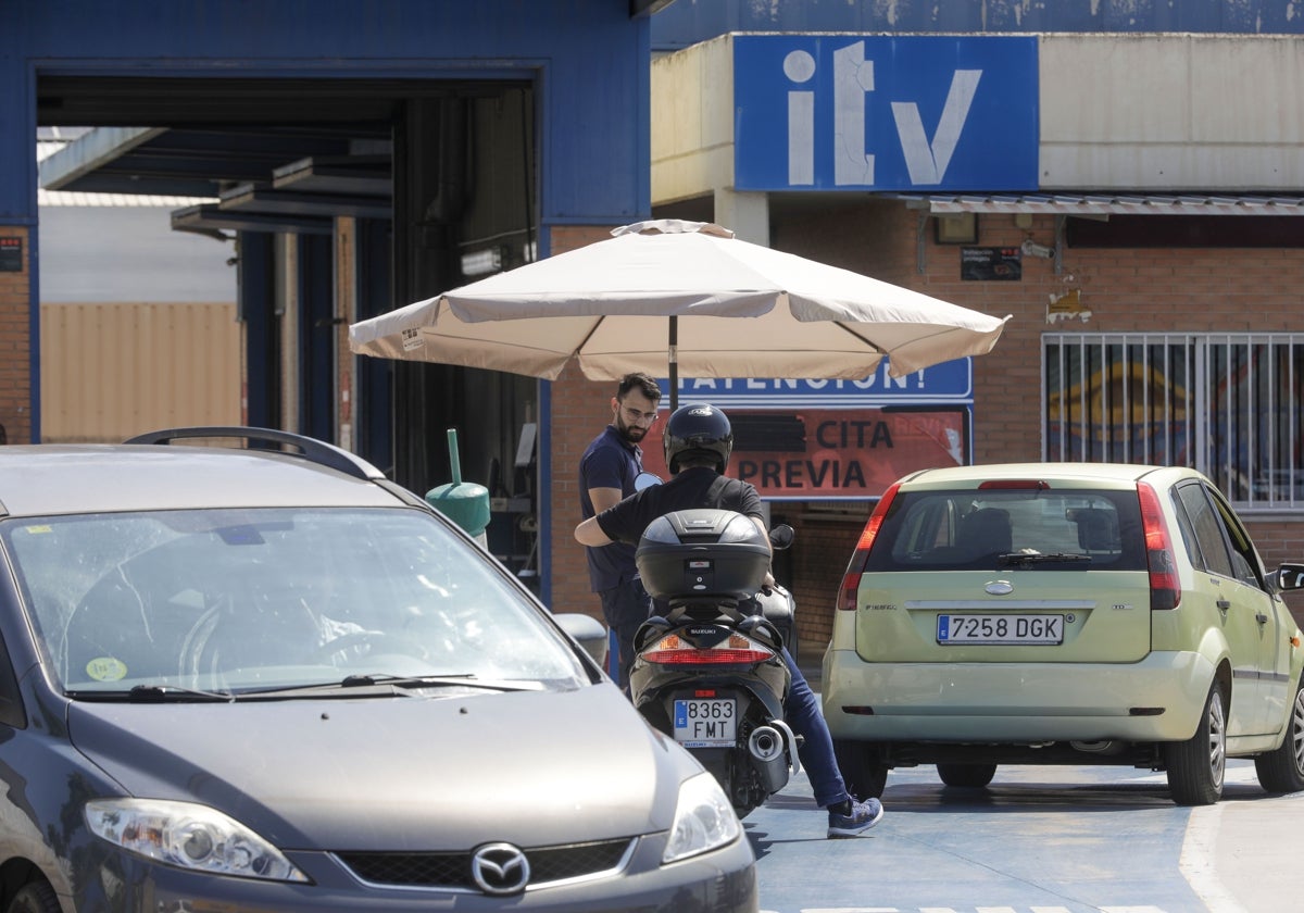 Un trabajador, en la estación de de Vara de Quart.