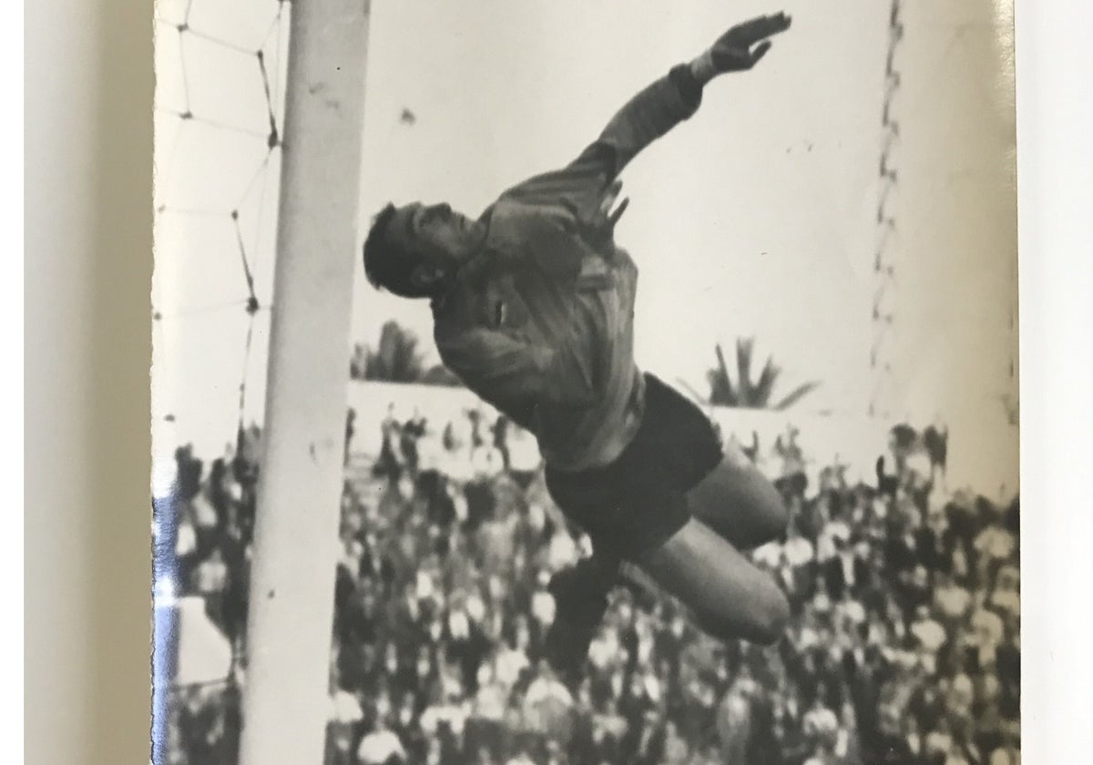 En la foto aparece el portero del Valencia Ginesta, que recibió 5 goles en Pamplona en la campaña 61-62, en un partido condicionado por el pésimo estado del terreno de juego.