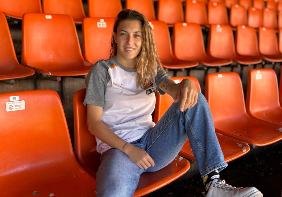 Asun posando en la grada de Mestalla