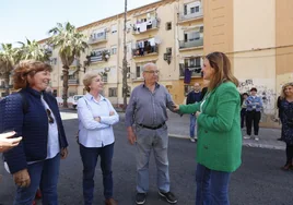 La alcaldesa de Valencia, María José Catalá, conversando con vecinos de la Malvarrosa, en las Casitas Rosa.