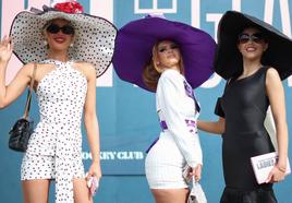 Vuelve el glamur del 'Ladies Day' en el Aintree Grand National de Liverpool