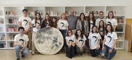 Profesores y alumnos participantes en el proyecto, con la luna lorquiana.