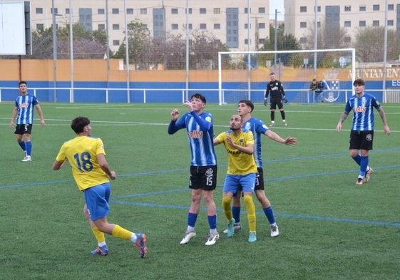 El dianense Panucci luchando por cabecear el balón.