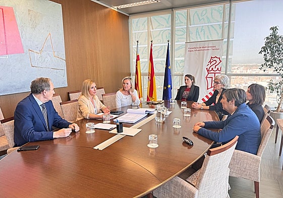 Reunión de la consellera Pradas con la plataforma.