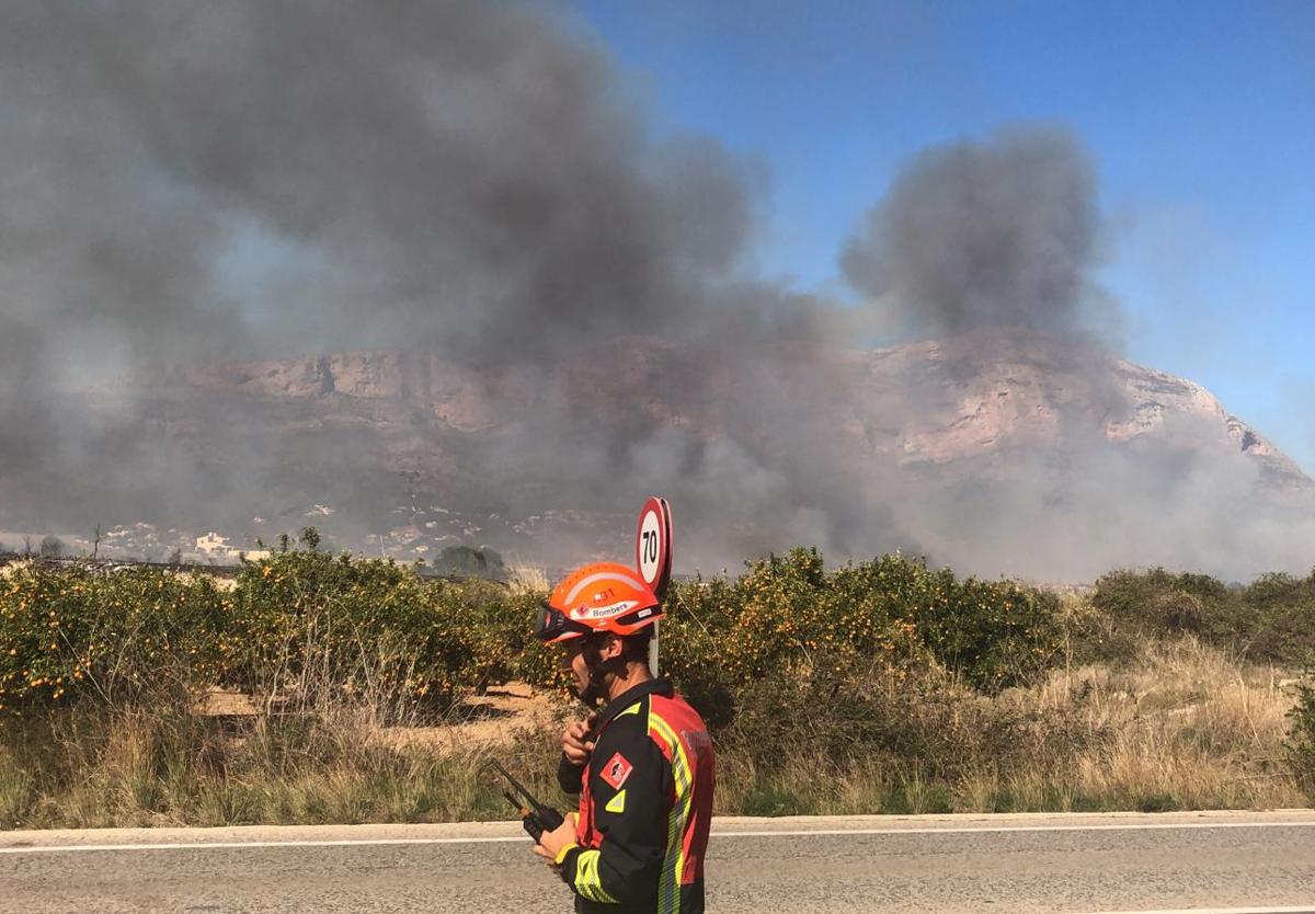 Un incendio con dos focos obliga a desalojar a un centenar de personas en Xàbia y Gata de Gorgos