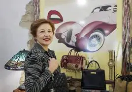 María Ángeles Miguel, del Vestidor Vintage, una de las tiendas de venta de moda y complementos de segunda mano en Valencia.