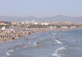 Los valencianos se han lanzado a las playas este sábado.