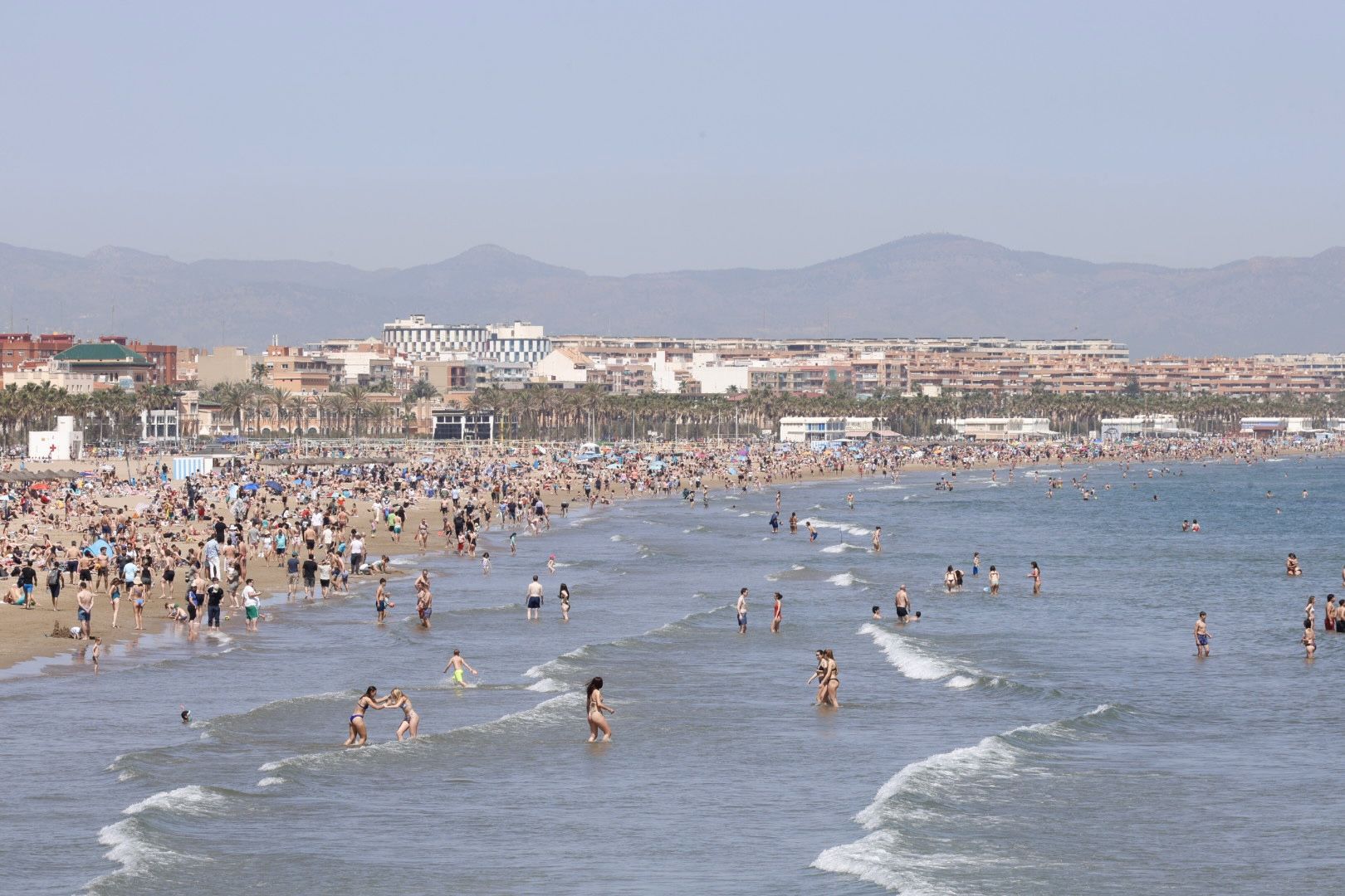 Los valencianos se han lanzado a las playas este sábado.