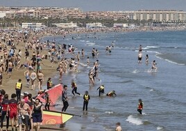 El mercurio llega a los 25 grados en el litoral valenciano e invita a los valencianos y turistas a llenar las playas.