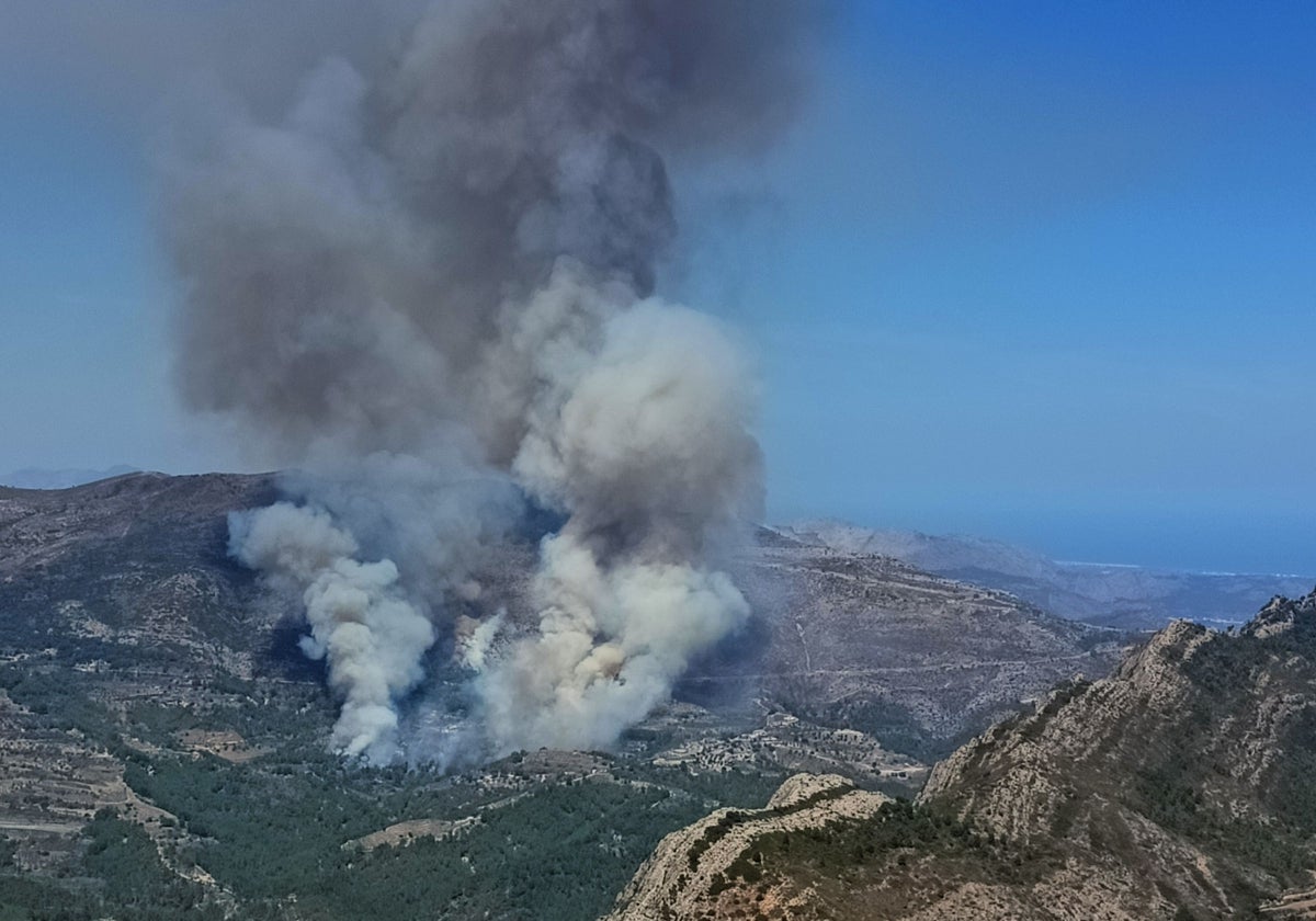 Vista del incendio desde lo alto de la Sierra de Bèrnia.