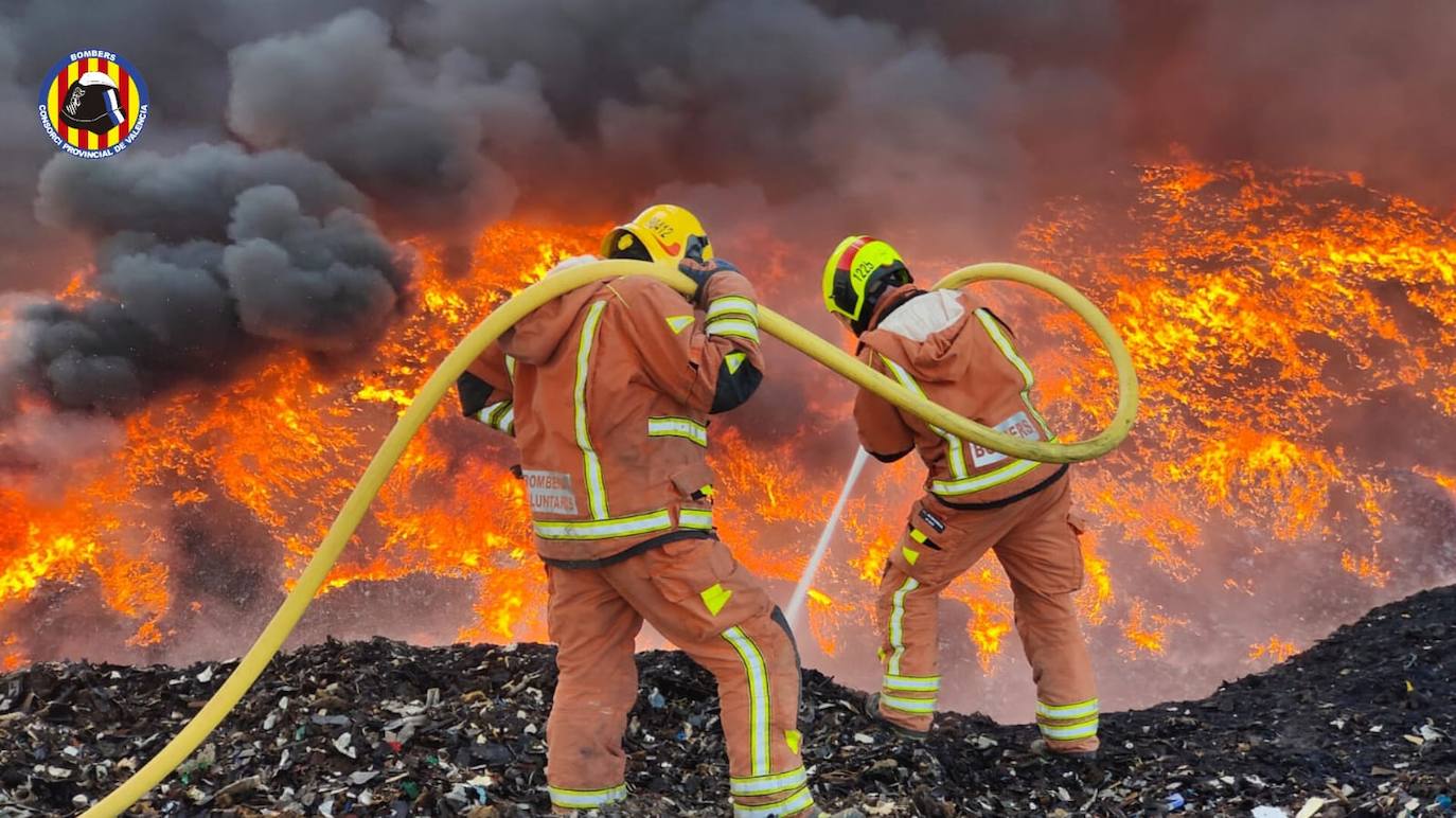 Fotos del incendio en una planta de reciclaje de San Antonio de Requena