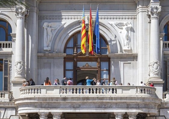 Vista general del balcón del Ayuntamiento de Valencia.