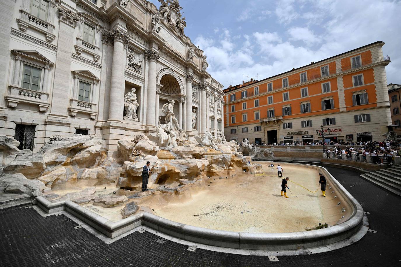 Así se limpia (y se recogen las monedas) de la Fontana de Trevi