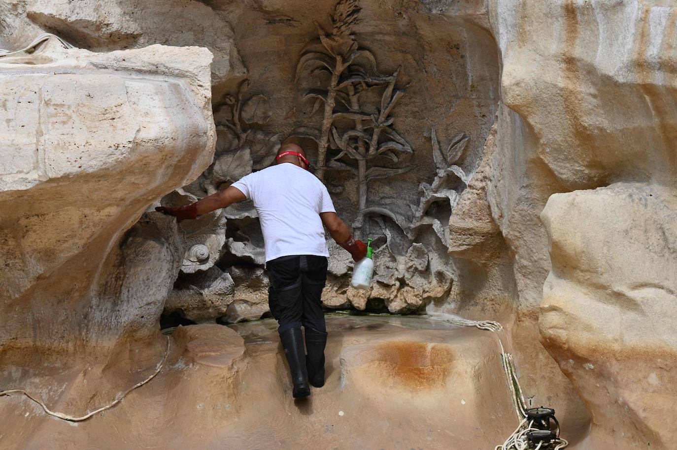 Así se limpia (y se recogen las monedas) de la Fontana de Trevi