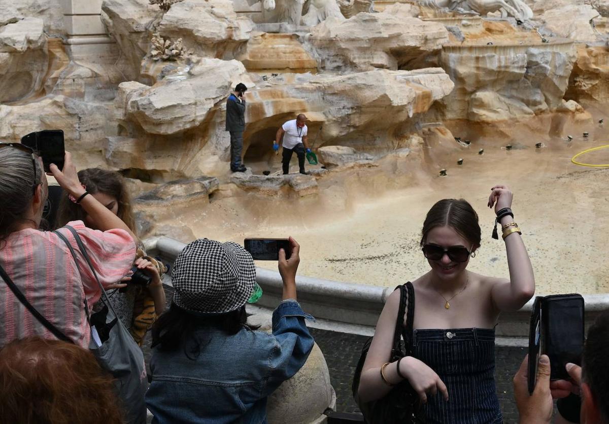 Así se limpia (y se recogen las monedas) de la Fontana de Trevi