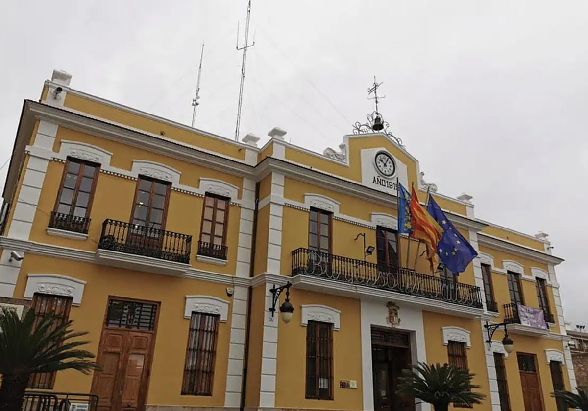 Fachada principal del ayuntamiento.