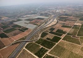Una autovía cruza un mosaico de pequeñas parcelas agrícolas al norte de la provincia de Valencia.