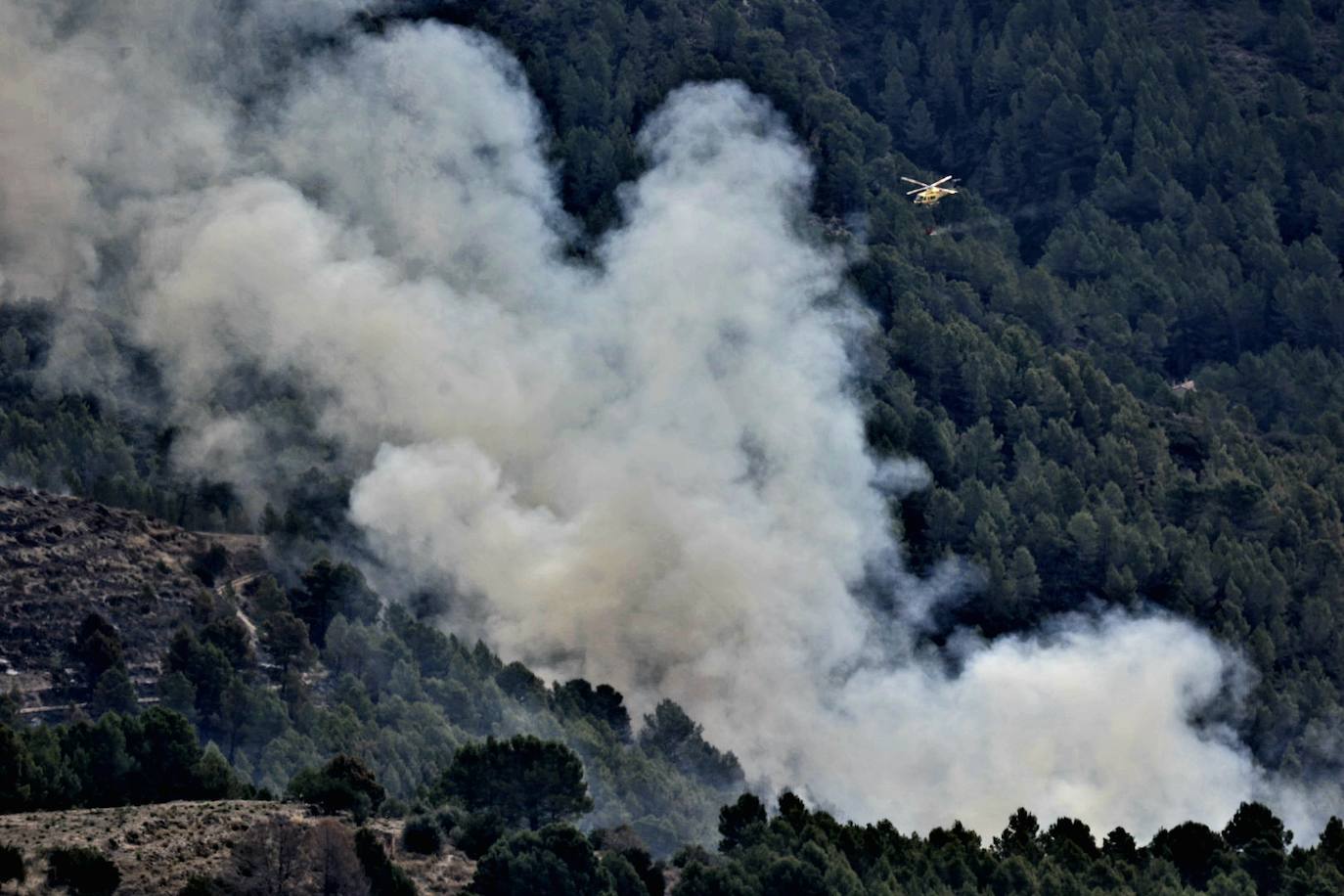 El incendio de Tàrbena deja ya casi 600 hectáreas calcinadas, en imágenes