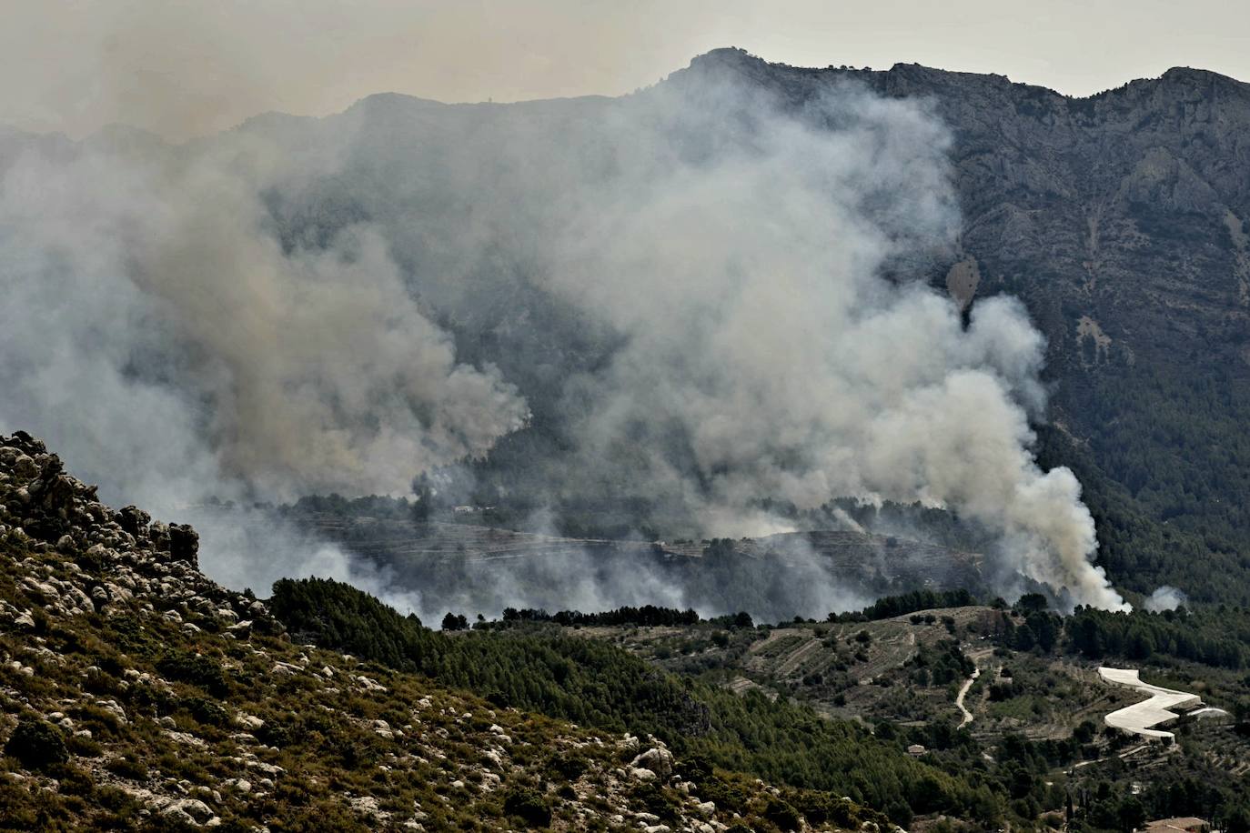 El incendio de Tàrbena deja ya casi 600 hectáreas calcinadas, en imágenes