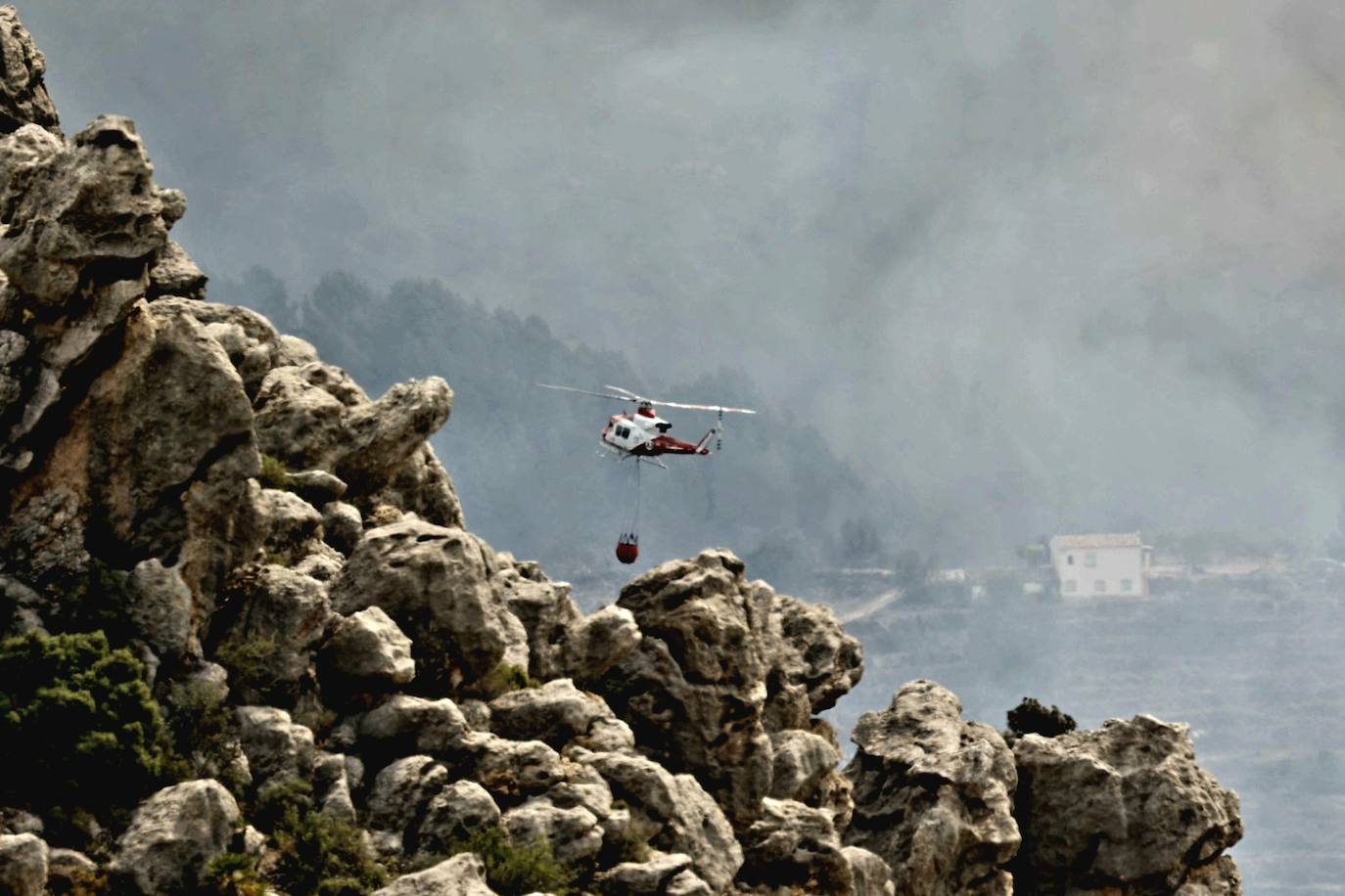 El incendio de Tàrbena deja ya casi 600 hectáreas calcinadas, en imágenes