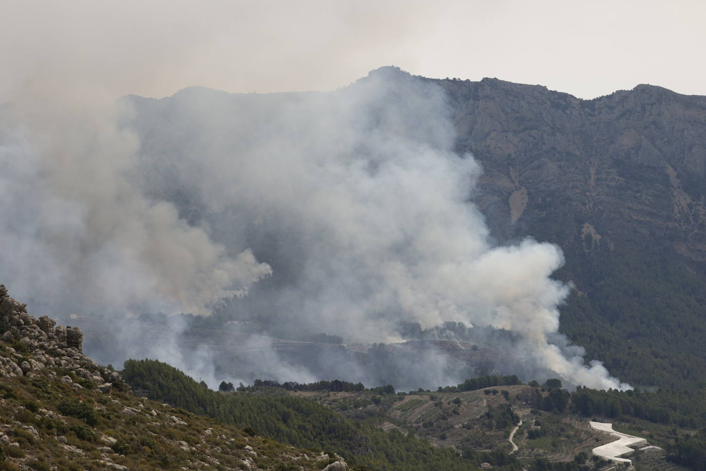 El incendio de Tàrbena deja ya casi 600 hectáreas calcinadas, en imágenes