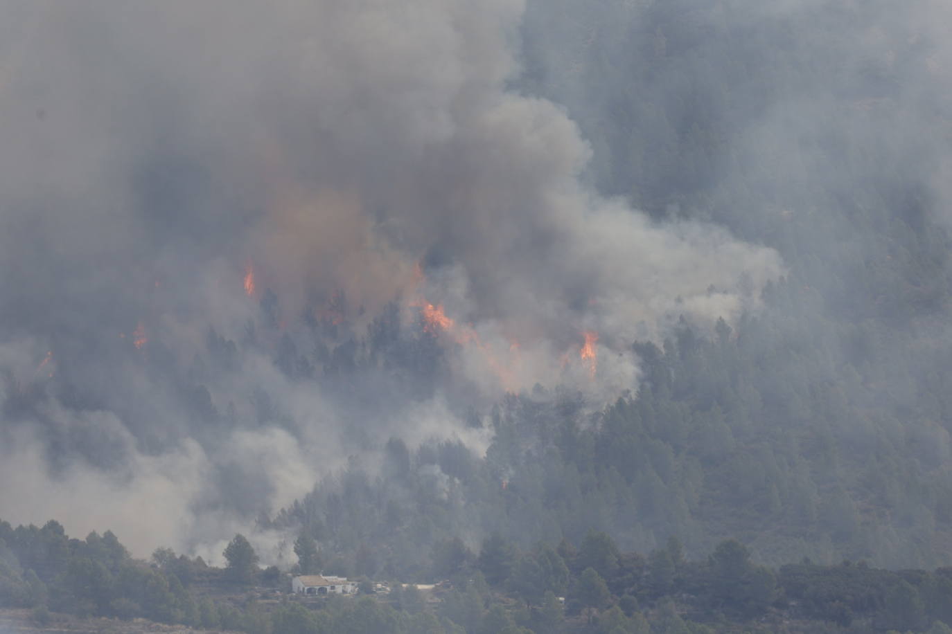 El incendio de Tàrbena deja ya casi 600 hectáreas calcinadas, en imágenes