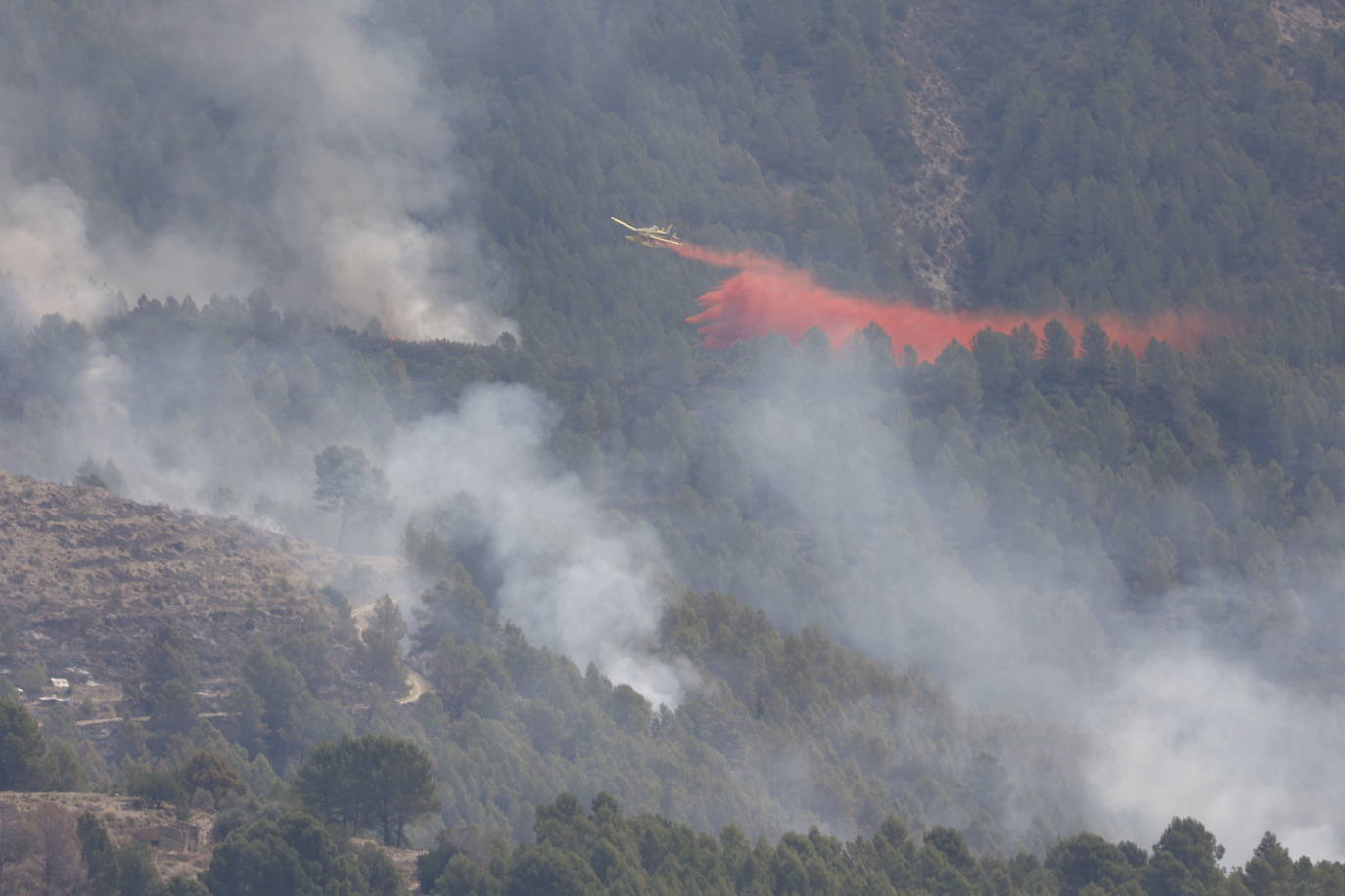 El incendio de Tàrbena deja ya casi 600 hectáreas calcinadas, en imágenes