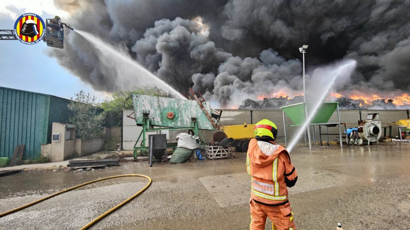 Fotos del incendio en una planta de reciclaje de San Antonio de Requena