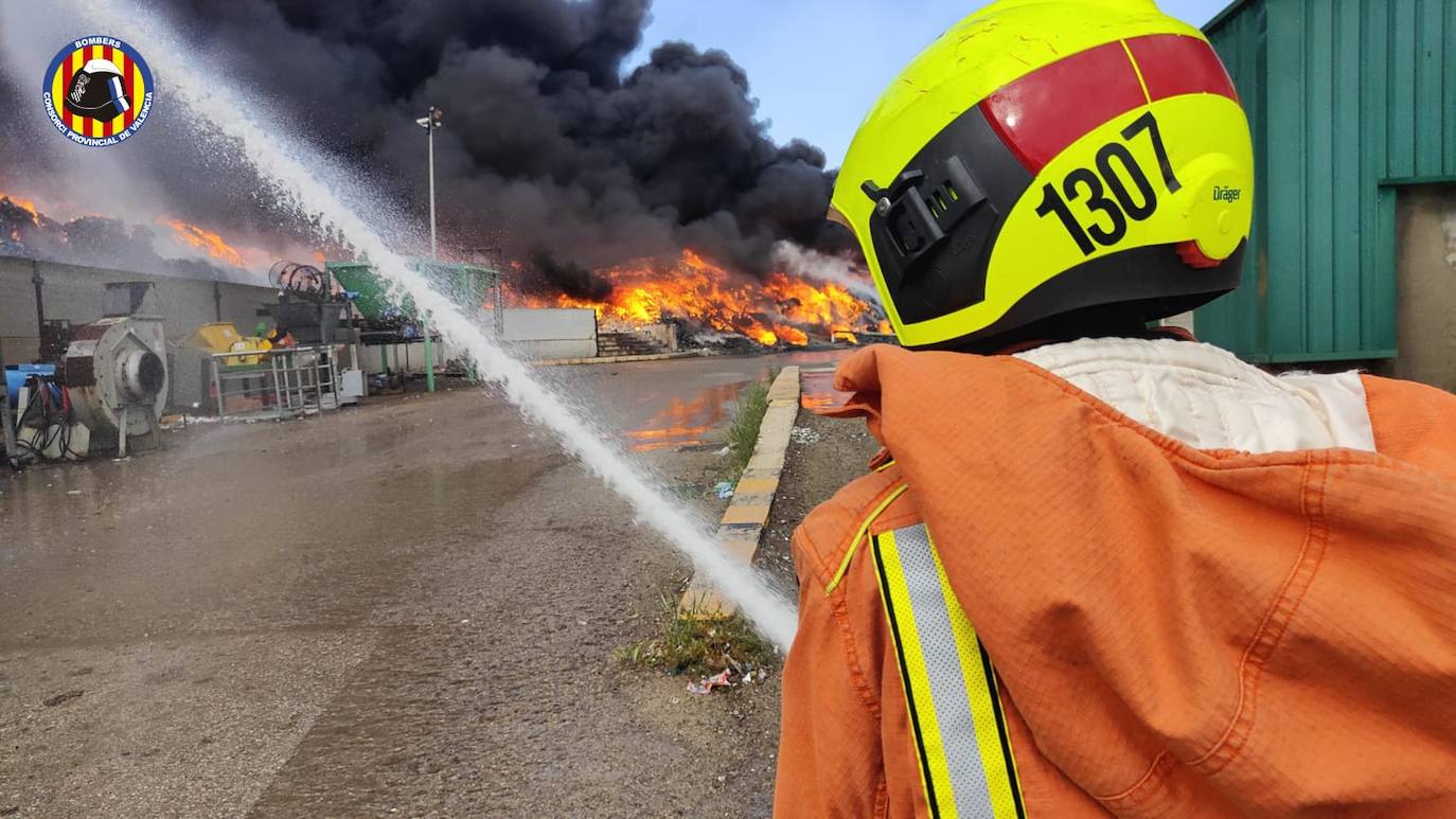 Fotos del incendio en una planta de reciclaje de San Antonio de Requena