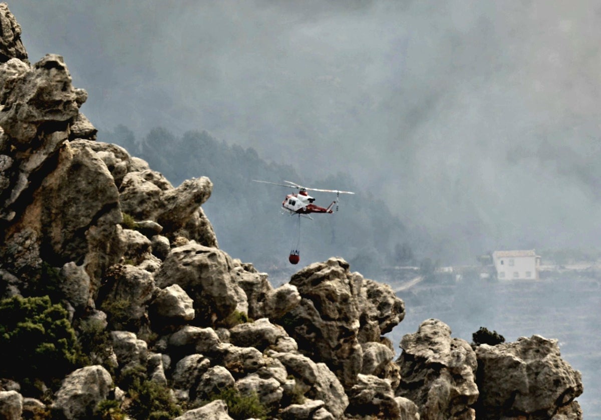 Efectivos trabajan en la extinción del incendio de Tárbena.