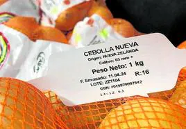 Muestras de cebollas a la venta en supermercados valencianos, en estos caso de , Nueva Zelanda.