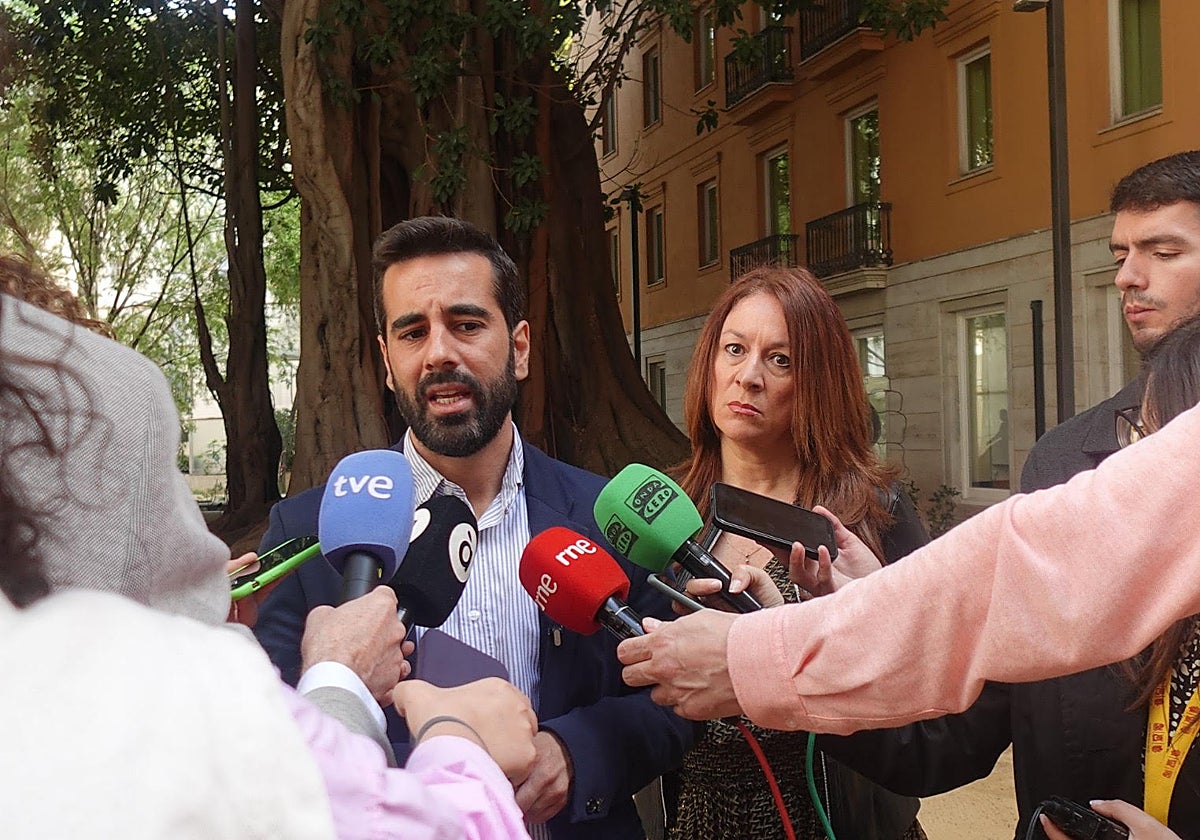 El grupo parlamentario socialista deja en manos de Ferraz el futuro de su diputada imputada