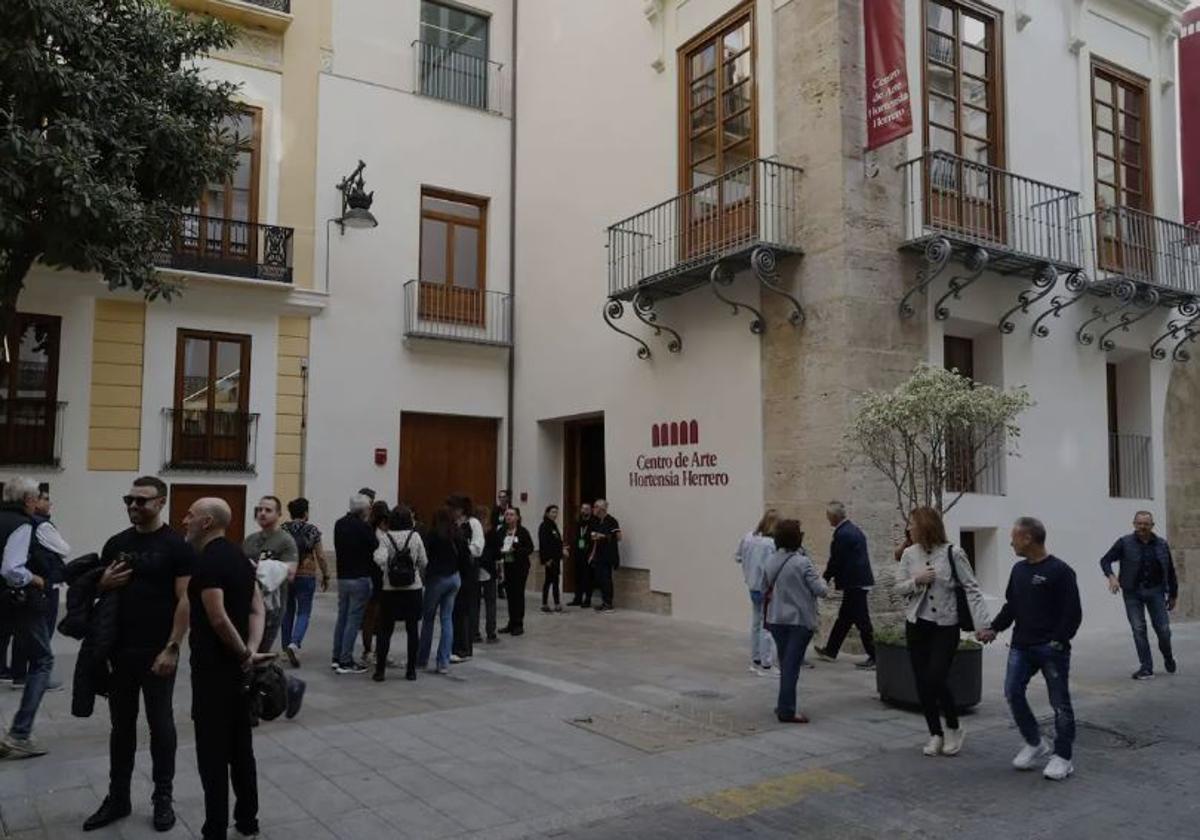 Visitantes en la entrada del CAHH.